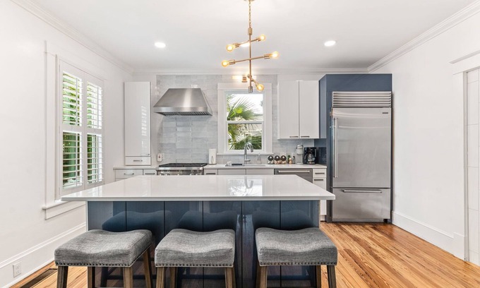 Downtown Historic District House | Chic+Eco Friendly! Chefs Kitchen Quick Walk to Old City and Public Park!