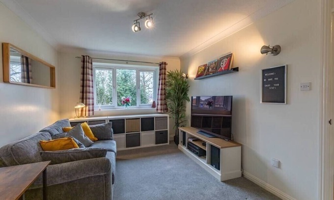 Netley Apartment | Chic Flat in Woolston: Nr Southampton City Centre