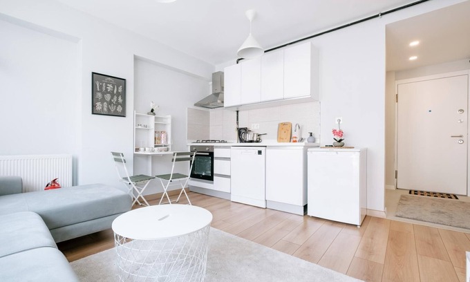Moda Apartment | Chic Flat w Balcony 5 min to Moda Coast in Kadikoy