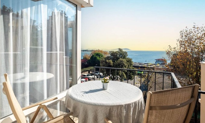 Moda Apartment | Chic Flat with Balcony near Moda Shore