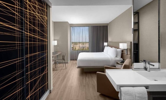 Ludlam House | Chic Getaway in Miami Ideal for Couple Stay - Modern Suite with Pool Access