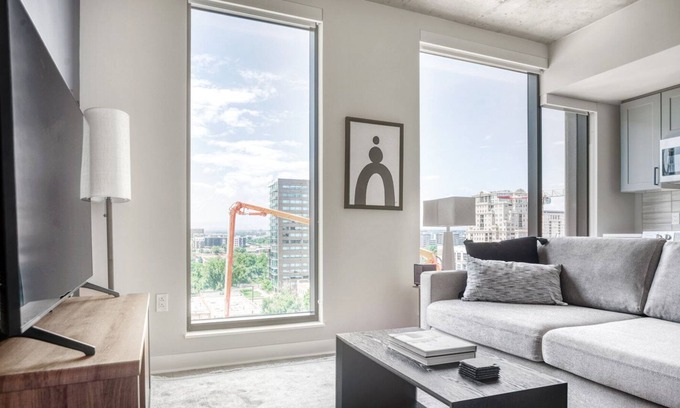 Golden Triangle Apartment | Chic Golden Triangle 1BR w/ Pool, Gym & W/D, next to Park, by Blueground
