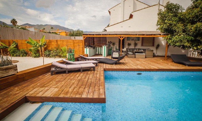 Alhaurin de la Torre Ski Chalet | Chic Guesthouse