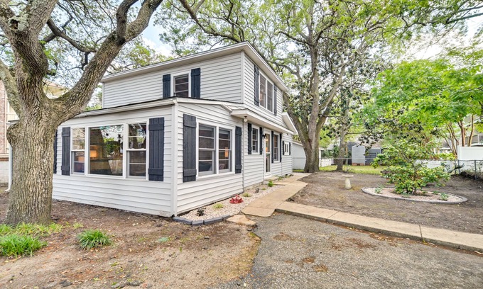 Myrtle Beach House | Chic Historic Myrtle Beach Cottage: Steps to Beach