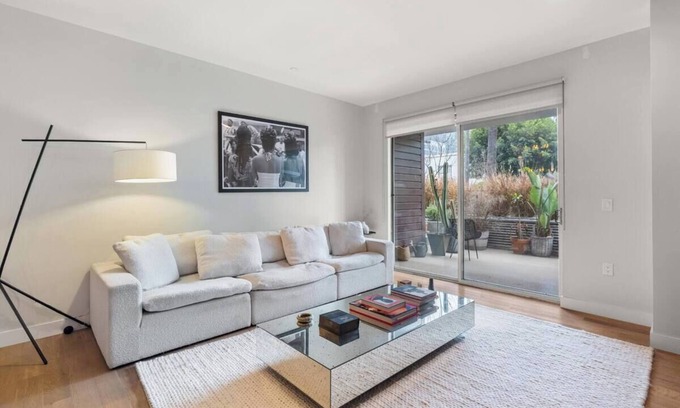 Hollywood Condo | Chic Hollywood Modern Loft -12 Ft Ceilings