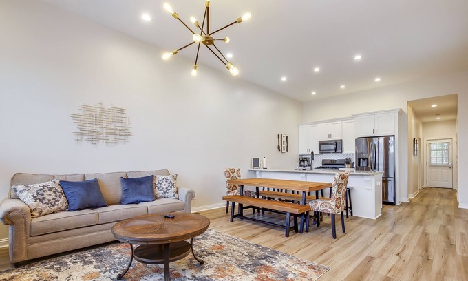 Shelby Park House | Chic Home|2 King Beds|Prime Location|Sleeps 9