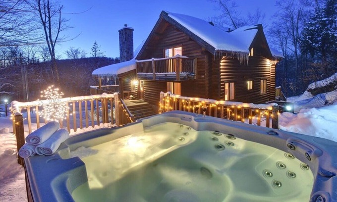 Labelle Ski Chalet | Chic Hot tub in mountain Tremblant Area