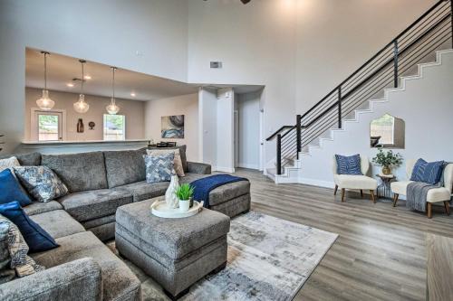 Southeast Houston House | Chic Houston Home with Game Room about 8 Mi to Dtwn