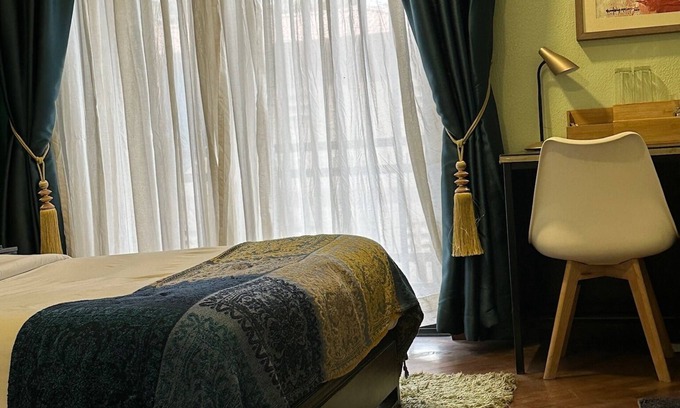Ikoyi Bed & Breakfast | Chic Ikoyi Guesthouse with Pool, 6 Bedrooms – Perfect for Families & Groups
