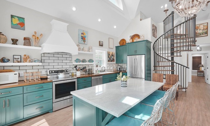 Isle of Hope Historic District House | Chic Isle of Hope Coastal Cottage Near Marsh by Lucky Savannah
