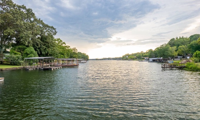 Lakeland House | Chic Lakefront Retreat: The Art House W/Private Dock, Outdoor Dining, Large Backyard, Deck & BBQ