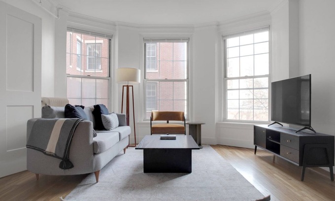 North Brookline Apartment | Chic Lakeview 2BR w/ W/D & Pool, 3 blocks to Lakefront, by Blueground