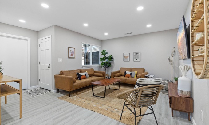 Lodi House | Chic Lodi Retreat! Five minute to wine country!n