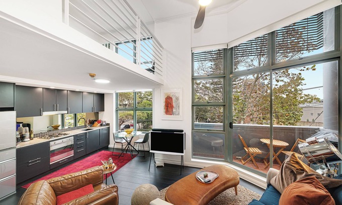 Cremorne Apartment | Chic Loft Style Apartment Close to Everything