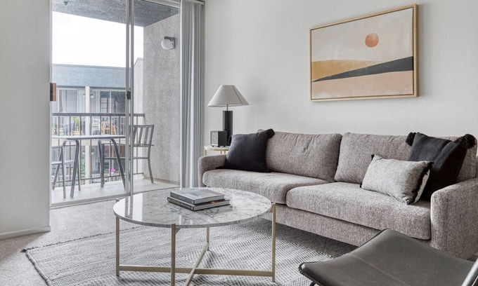 Los Feliz Apartment | Chic Los Feliz 1BR w/ Gym, Lounge & Pool, near Observatory, by Blueground