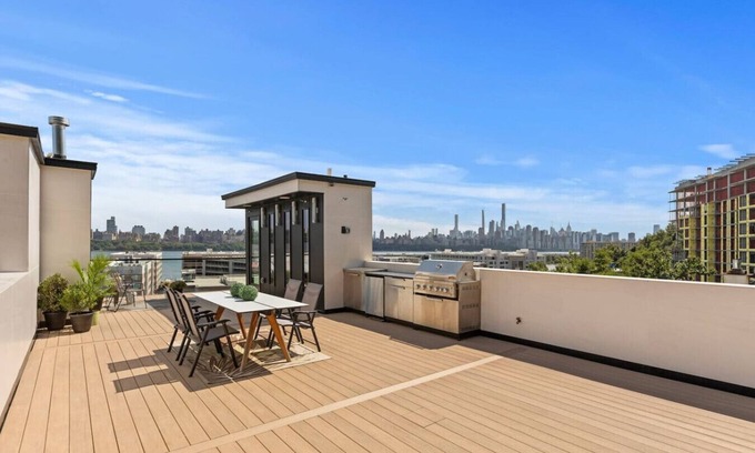 North Bergen House | Chic Luxury: 4BR Townhome + Den + NYC Views