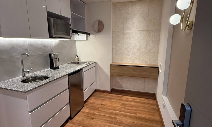 La Gran Via Apartment | Chic Luxury Stay Near Parque 93