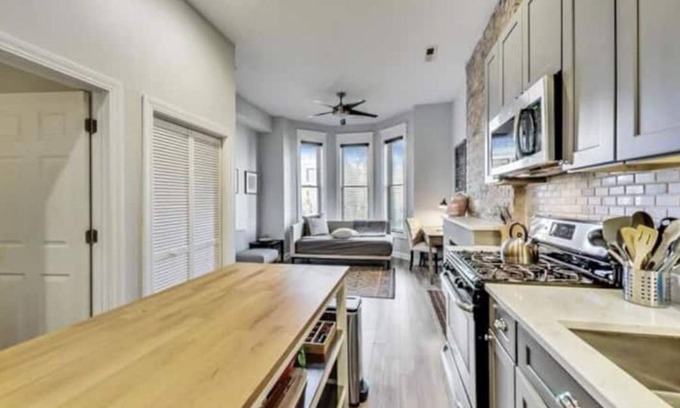 Illinois Medical District Apartment | Chic Med district 2Bd/2Ba/Garage