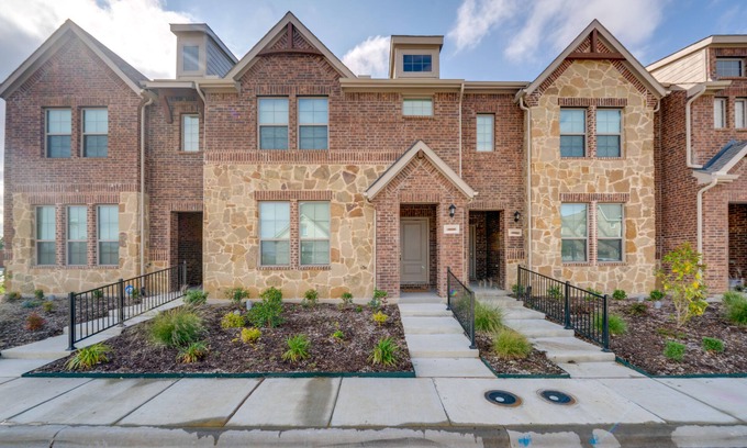 Mesquite House | Chic Mesquite Townhome ~ 11 Mi to Downtown Dallas!