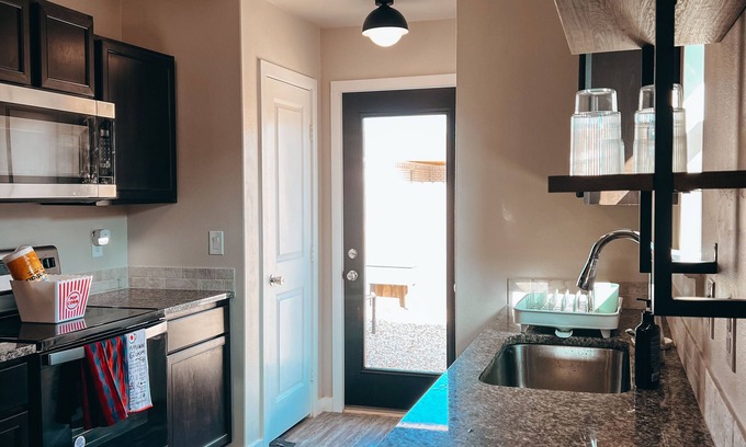 Lubbock Cottage | Chic, Minimalist Lubbock Cottage: Eclectic Charm in the City 🌵✨nnnn