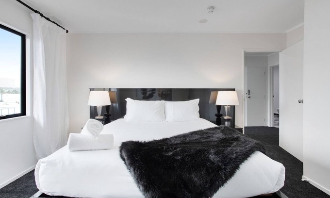 Manukau City Apartment | Chic Modern 2BR Heart of Manukau
