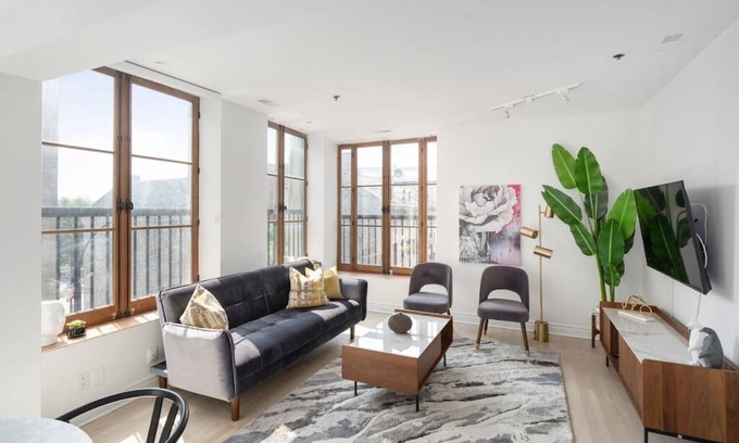 Old Montreal Apartment | Chic & Modern 3B 1B Apt | Old Mtl | St Paul St |