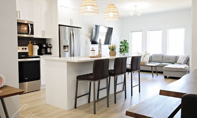 Southwest Edmonton House | Chic Modern Home|King Bed|Fireplace|Disney+