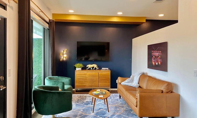 Edgehill House | CHIC Modern Nashville Condo POOL, PATIO, PARKING
