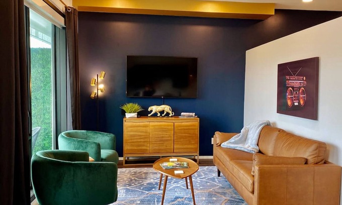 Edgehill Condo | CHIC Modern Nashville Condo ★ POOL, PATIO, PARKING