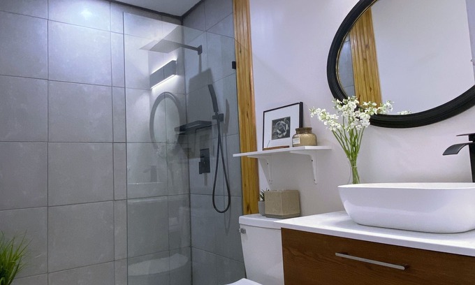 East Forest House | Chic Modern Retreat 5bed/3bath House w/private outdoor pool