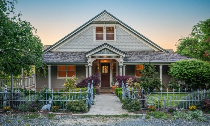 Grass Valley House | Chic Modern Victorian Farmhouse secluded yet 5 min from Downtown Nevada City