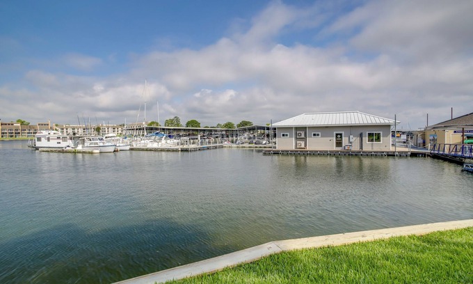 Walden on Lake Conroe Condo | Chic Montgomery Condo w/Balcony + Pool Access!