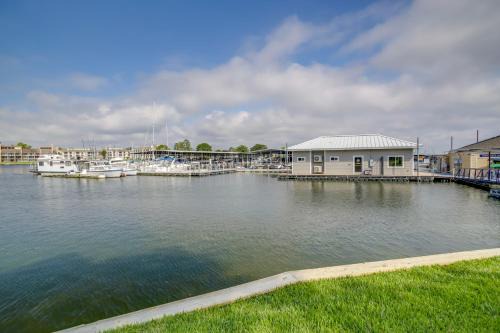 Walden on Lake Conroe Apartment | Chic Montgomery Condo with Balcony and Pool Access!