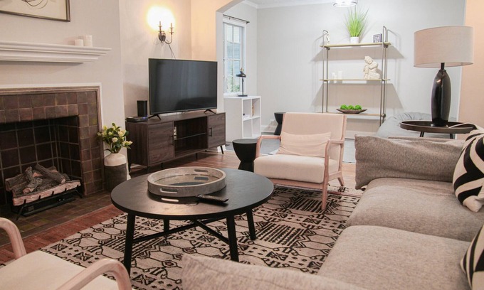 Meridian-Kessler House | Chic Newly Renovated Apt Stay for Indy500/GenCon