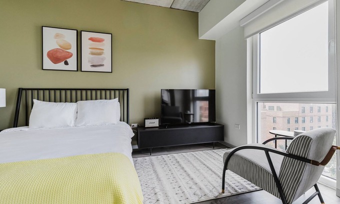 Old Town Apartment | Chic Old Town Studio w/Gym, W/D, Rooftop, Pet Area & A/C, by Blueground