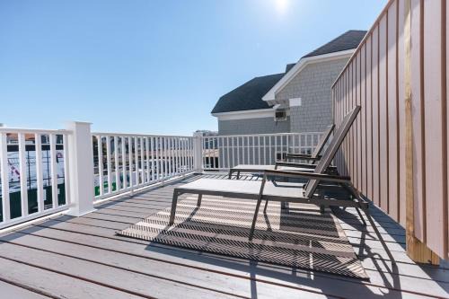 Yachting Village Apartment | CHIC on Thames St Deck & free parking