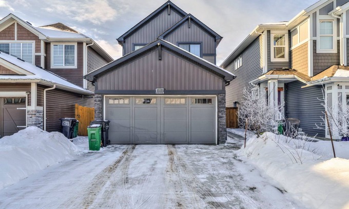 Southeast Edmonton House | Chic Orchard Getaway –Close to YEG & Everything
