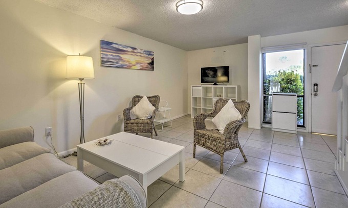 Ormond Beach House | Chic Ormond Beach Townhome w/ Grill & Shared Pool!