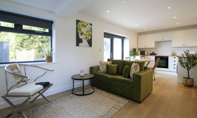 Heswall Apartment | Chic & Peaceful Annex in Heswall Private Garden