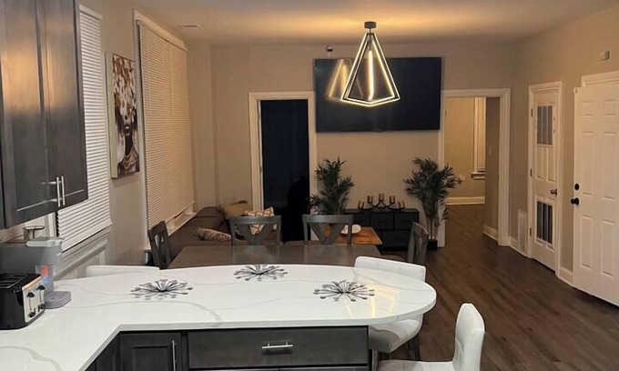 Roseland Apartment | Chic Retreat, Chic Retreat "Your Urban Getaway"