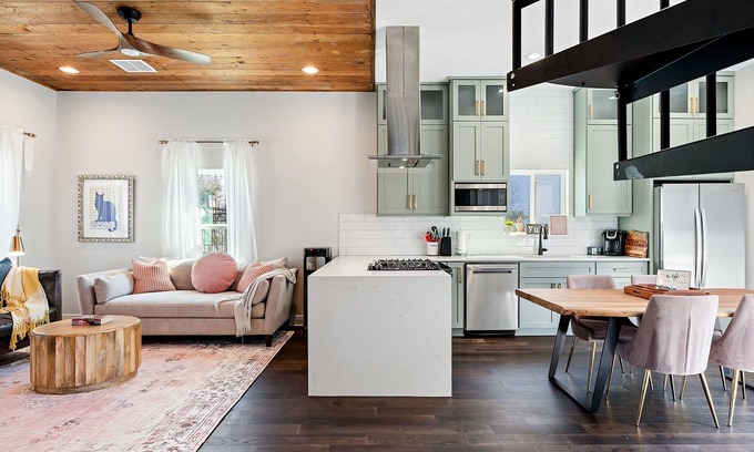Brentwood House | Chic Retreat in North Central Austin for 6!