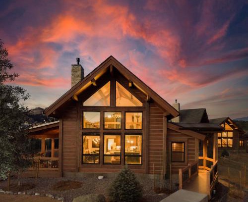 Estes Park House | Chic Retreat Indoor Outdoor Fireplace, Private Jacuzzi, Great Location!
