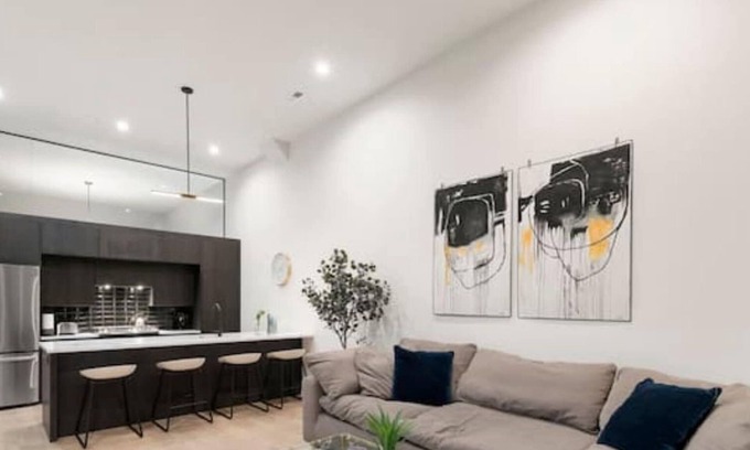 Downtown Chicago Apartment | Chic River North Condo 2BR 2BA with Private Balcony