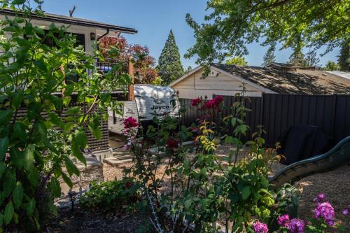 Roseburg House | Chic RV Retreat, Stunning Yard in Roseburg