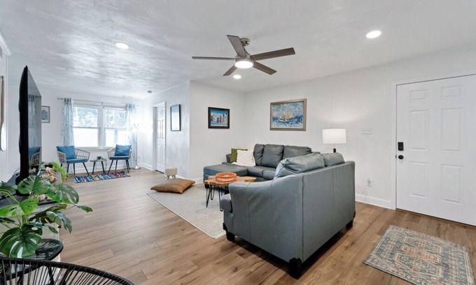 Chic's Beach Apartment | Chic’s Beach 2BR Home 30+ Day Stay Pet-Friendly