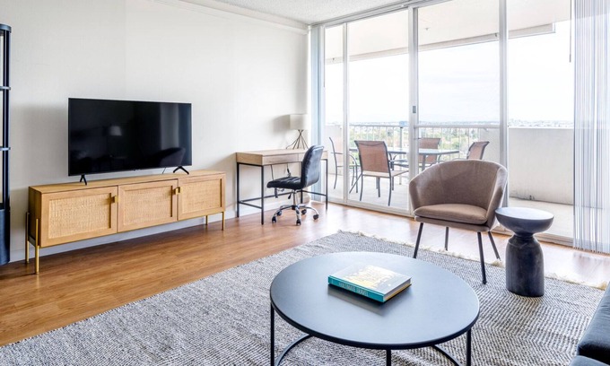 Central San Mateo Apartment | Chic San Mateo 1BR w/ W/D, Pool, Parking, walk to Caltrain, by Blueground