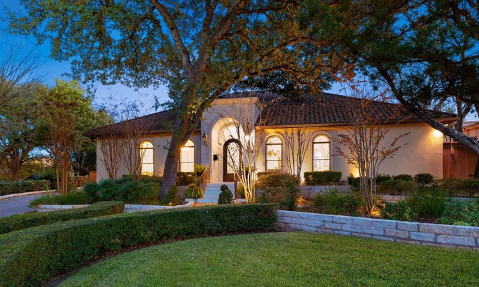 Tarrytown House | Chic & Secluded 4 BDR in Desirable Tarrytown! Sleeps 10 and 10 mins to Downtown!