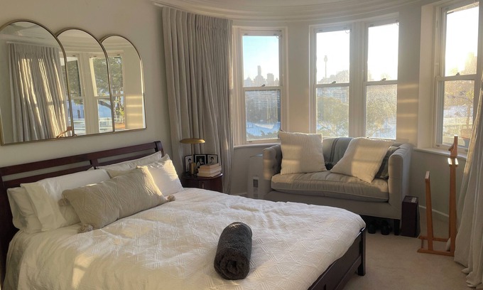 Darling Point Apartment | Chic & Sophisticated Art Deco Apartment. Amazing Sydney Harbour Views. Balcony.
