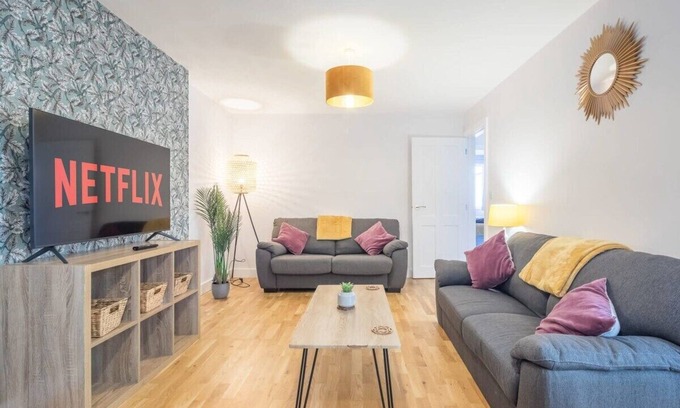 Cambridge Apartment | Chic, spacious Cambridge apt!