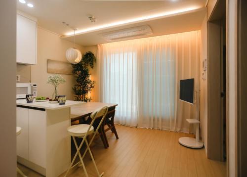 Hapjeong-dong Apartment | Chic Stay 합정역 10분이내 신축 # 엘리베이터 # 최대 8인